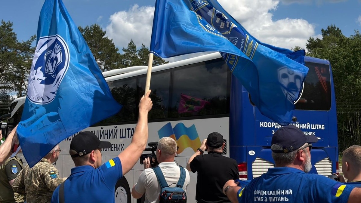 185 українських захисників і один цивільний повертаються додому з російської неволі – Зеленський