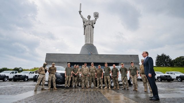 "Метінвест" передав 13 нових позашляховиків на 16,5 млн грн бойовим бригадам на Запорізький напрямок