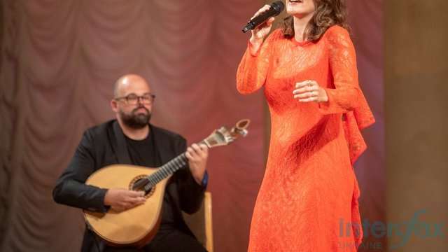 Сара Пайшау, вокал, Рікарду Ж. Мартінш, португальська гітара, виступають на концерті фаду. Національна філармонія України, Київ, 09.06.2026