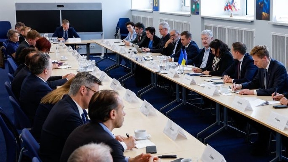 Порошенко зустрівся із послами Євросоюзу, обговорили припинення вогню, членство в ЄС і ефективність Ради