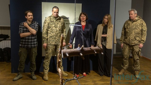 Зліва навправо: Валерій Коршунов, Стас Жалобнюк, Оксана Підсуха, Вероніка Щукіна, Ігор Гусєв. Відкриття виставки "Новий мілітарний пейзаж". Національний музей «Київська картинна галерея», Київ, 02.06.2026
