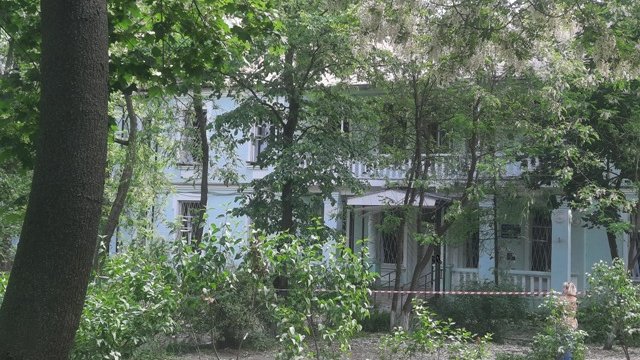 Удар оккупантов разрушил административную двухэтажку налоговой на Святошино в Киеве и повредил жилые дома вокруг
