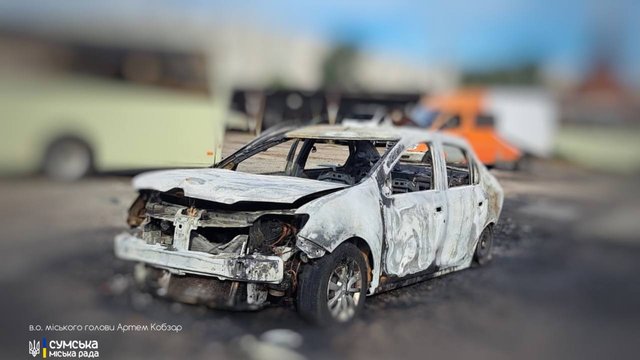 Многоэтажка и автостоянка повреждены в результате ночной атаки в Сумах, уничтожены автомобили, без пострадавших – и. о. мэра