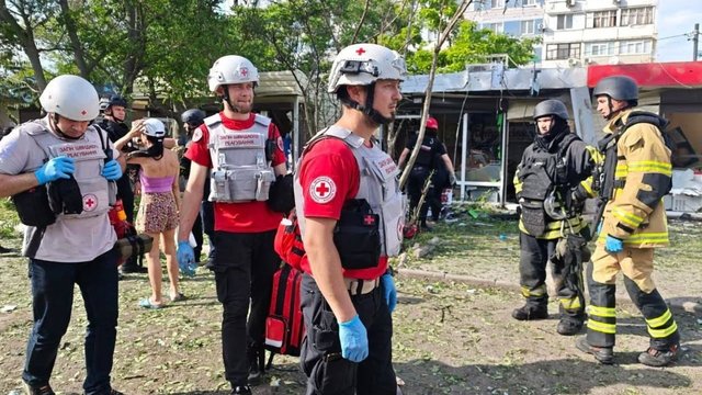 The Ukrainian Red Cross Society (URCS) team assisted victims following a Russian drone strike on a residential area in Zaporizhia.