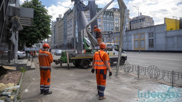 Автосалон електромобілів Zeekr. Вул. Набережно-Лугова, Київ, 02.06.2026