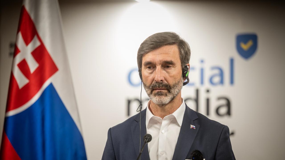 Глава МЗС Словаччини в Україні передав гуманітарну допомогу у вигляді медичного обладнання