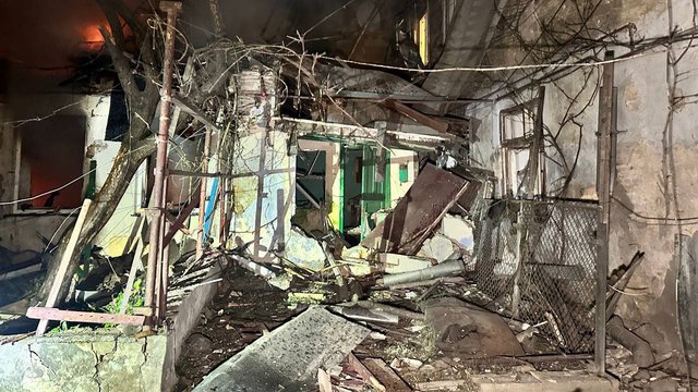 В результате двух ночных атак на Одессу пострадали пять человек, повреждены жилые дома и инфраструктура