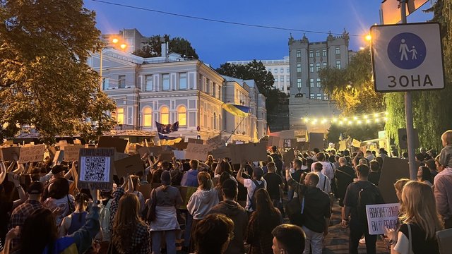 Акція на підтримку Федорова в Міноборони триває у центрі Києва, кількість учасників зменшилася порівняно з минулою п'ятницею