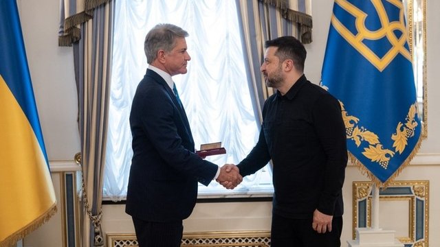 Зеленський обговорив із МакКолом санкції проти РФ, оборонну співпрацю та нагородив його орденом "За заслуги" ІІ ступеня
