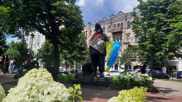 На площади Франко в Киеве осталось всего несколько митингующих, коммунальщики убрали почти все картонные плакаты