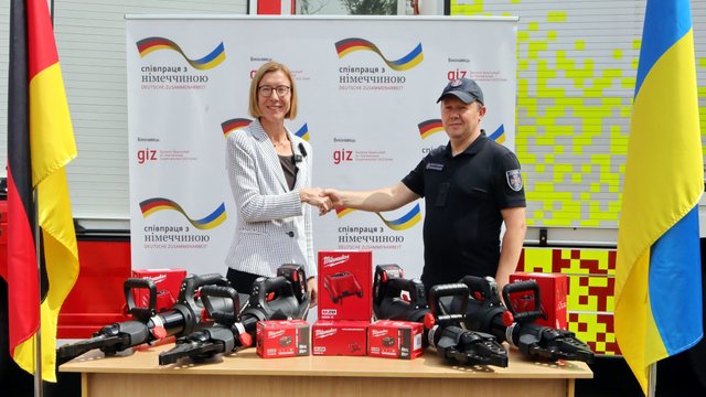 Німеччина передала Україні 10 комплектів гідравлічного рятувального обладнання