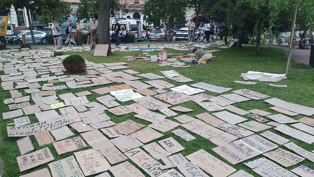 Кількасот людей у понеділок знову протестували в Києві проти звільнення Федорова з поста міністра оборони