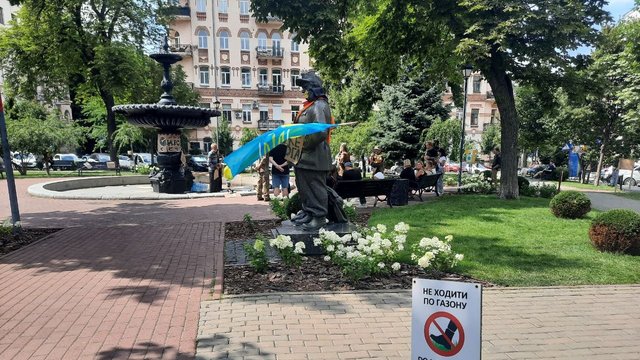На площади Франко в Киеве осталось всего несколько митингующих, коммунальщики убрали почти все картонные плакаты