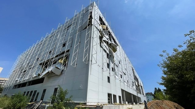 В результате российского ракетного удара был поврежден строящийся ТРЦ на Лукьяновке