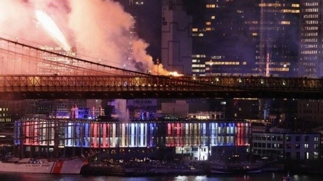 Бруклинский мост ненадолго загорелся во время праздничного фейерверка в Нью-Йорке – СМИ