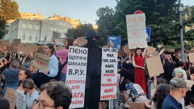 Митинг против отставки Федорова в пятницу вечером собрал уже более 10 тыс. участников, и они продолжают прибывать