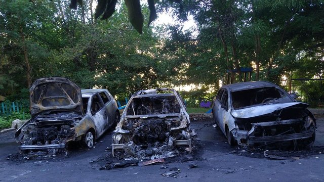В Печерському районі Києва вночі загорілося кілька автомобілів