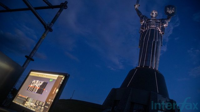 Монумент «Родина-мать», освещенный в цвета флага США в честь 250-летия США. Киев, 04.07.2026