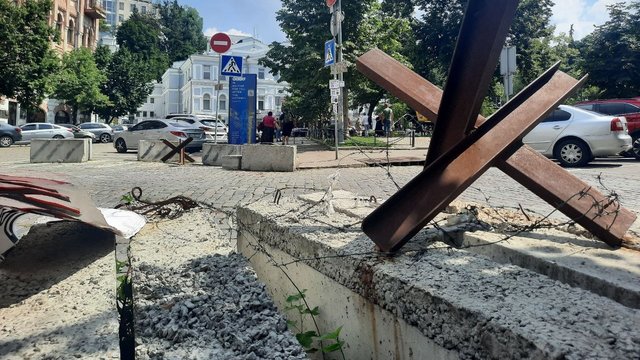 На площади Франко в Киеве осталось всего несколько митингующих, коммунальщики убрали почти все картонные плакаты