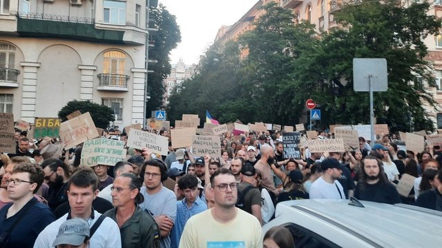Кількість учасників акції протесту проти відставки міністра оборони Михайла Федорова на площі Франка поблизу будівлі Офісу президента в центрі Києва суттєво зросла у п'ятницю ввечері.