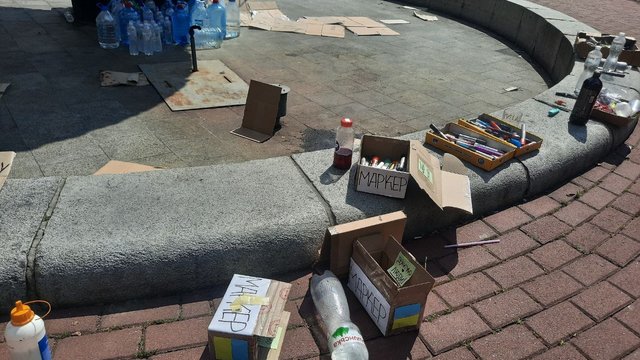 На площади Франко в Киеве осталось всего несколько митингующих, коммунальщики убрали почти все картонные плакаты