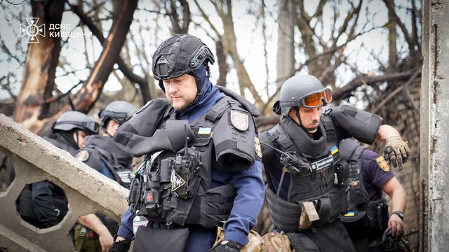 ГСЧС: Более 300 спасателей и 106 единиц техники задействованы в ликвидации последствий вражеского обстрела Вишневого
