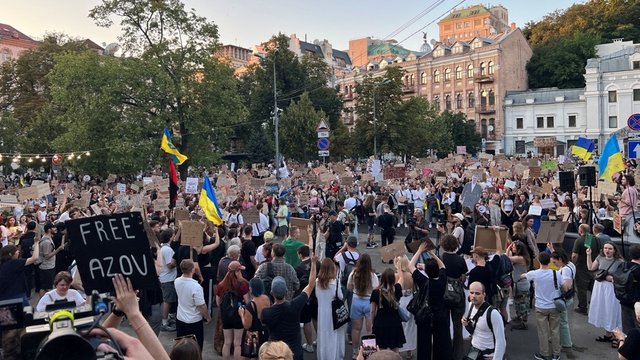 Протестное шествие за диалог и реформы в оборонной сфере достигло площади Франко, митинг продолжается