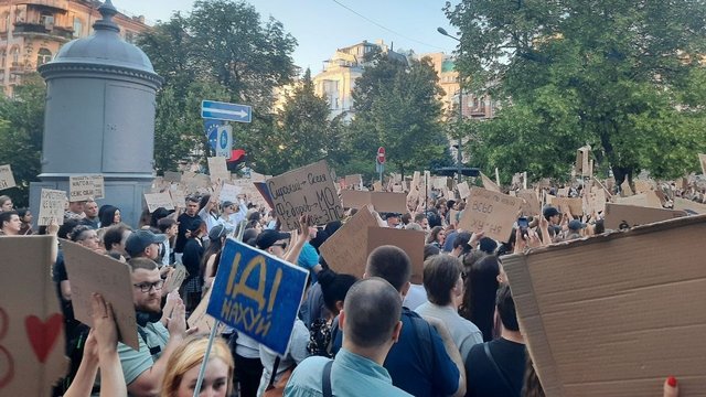 Мітинг проти відставки Федорова надвечір п'ятниці зібрав вже понад 10 тис. учасників і вони продовжують прибувати