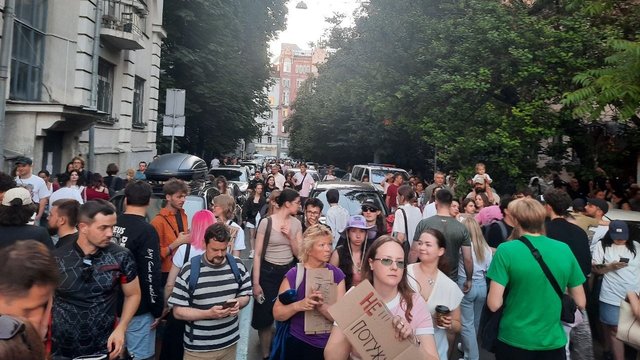 Мітинг проти відставки Федорова надвечір п'ятниці зібрав вже понад 10 тис. учасників і вони продовжують прибувати