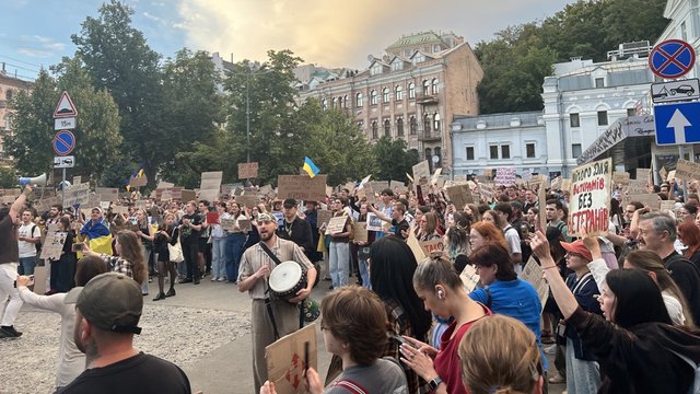Митинг за возвращение Федорова в Минобороны продолжается в центре Киева, участников меньше, чем в прошлую пятницу