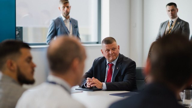 Уряди мають забезпечити озброєння не лише для армії, а й майже для всієї економіки, – Залужний на Фарнборо-2026
