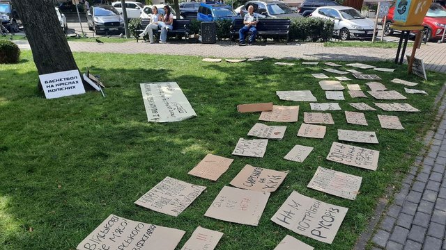 На площади Франко в Киеве осталось всего несколько митингующих, коммунальщики убрали почти все картонные плакаты