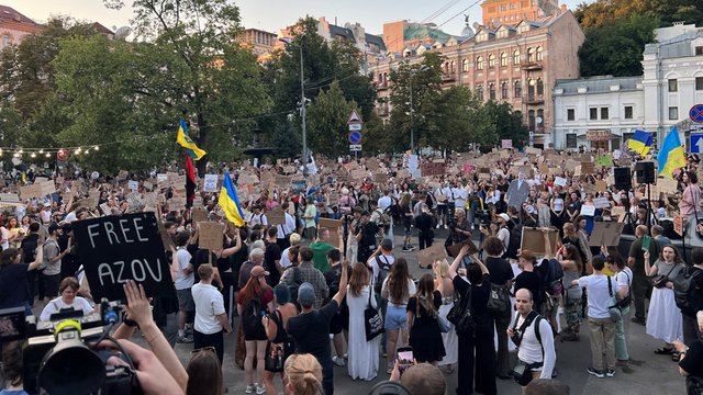 Протестна хода за діалог і реформи в оборонці досягла площі Франка, мітинг продовжується