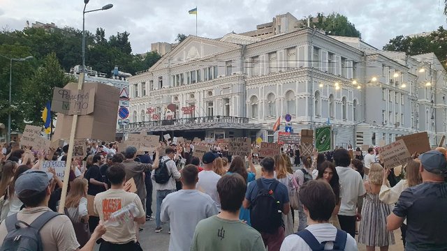 Кількасот людей у понеділок знову протестували в Києві проти звільнення Федорова з поста міністра оборони