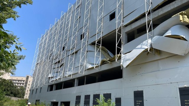 В результате российского ракетного удара был поврежден строящийся ТРЦ на Лукьяновке