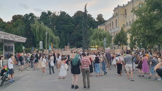 Кількасот людей у понеділок знову протестували в Києві проти звільнення Федорова з поста міністра оборони