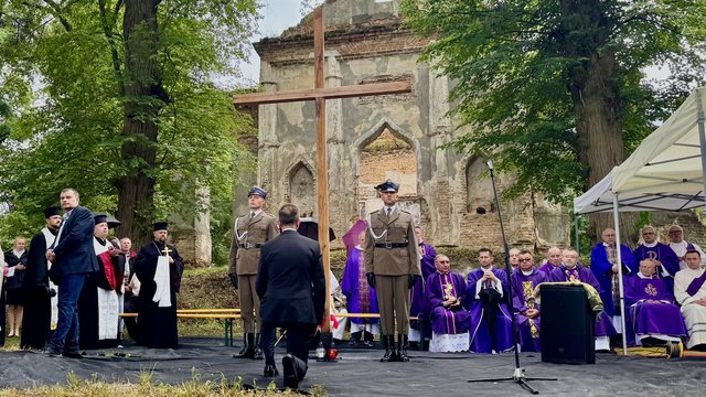 Министр обороны Польши прибыл в Украину и почтил память поляков, погибших в годы Второй мировой