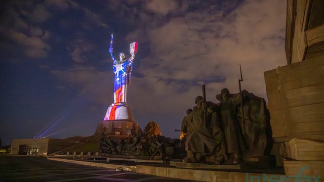 Монумент «Родина-мать», освещенный в цвета флага США в честь 250-летия США. Киев, 04.07.2026