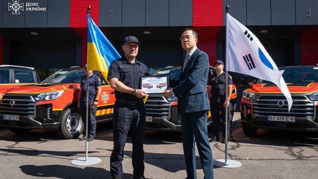 ДСНС отримала від Республіки Корея 5 спеціалізованих пікапів для рятувальних підрозділів