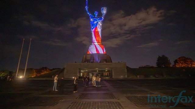 Монумент «Родина-мать», освещенный в цвета флага США в честь 250-летия США. Киев, 04.07.2026