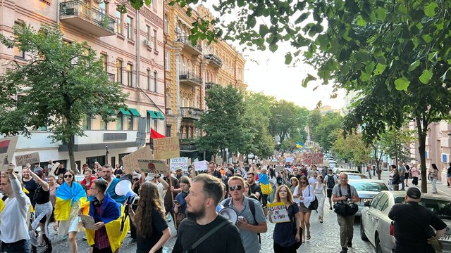 Протестна хода за діалог і реформи в оборонці досягла площі Франка, мітинг продовжується