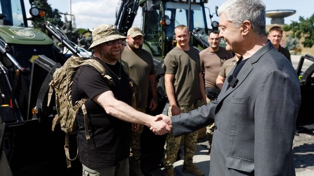 Шесть подразделений получат экскаваторы от Фонда Порошенко