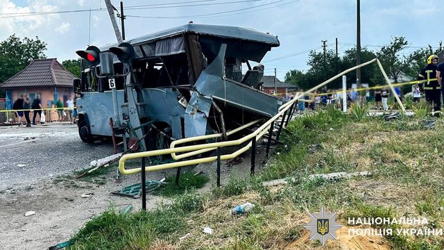 Потяг зіткнувся з маршруткою під Рівним, четверо людей загинули, є травмовані – поліція