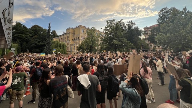 Акція на підтримку Федорова в Міноборони триває у центрі Києва, кількість учасників зменшилася порівняно з минулою п'ятницею
