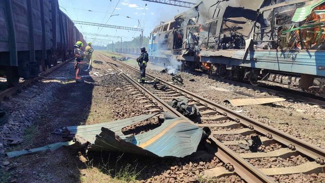 Россия нанесла двойной удар по локомотиву и пассажирским вагонам поезда в Запорожской области