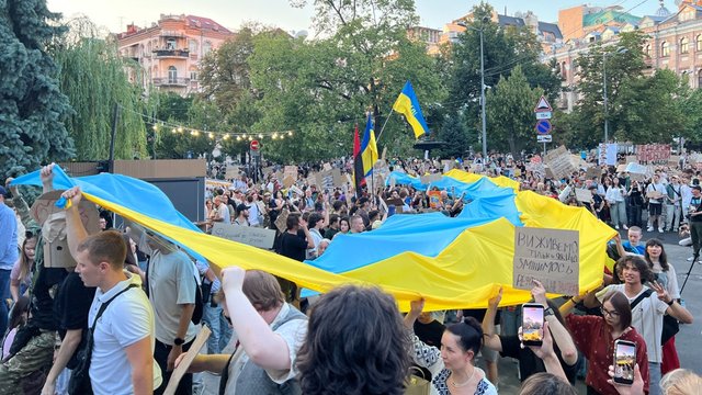 Протестна хода за діалог і реформи в оборонці досягла площі Франка, мітинг продовжується