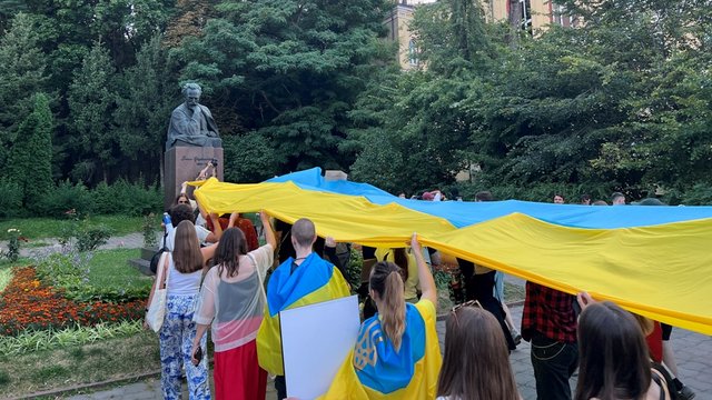 Протестна хода за діалог і реформи в оборонці досягла площі Франка, мітинг продовжується