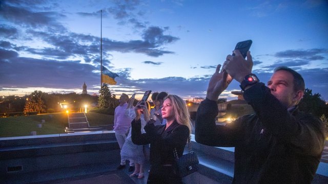 Монумент «Родина-мать», освещенный в цвета флага США в честь 250-летия США. Киев, 04.07.2026