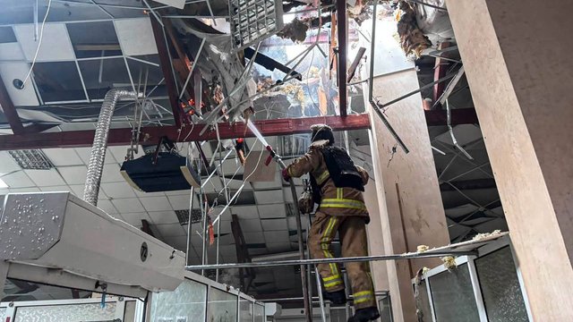 Российские БПЛА попали в торговый центр в Белопольской громаде в Сумской области, спасатели потушили пожар