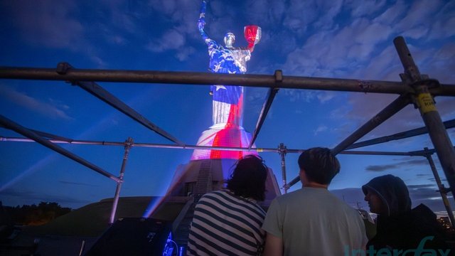 Монумент «Родина-мать», освещенный в цвета флага США в честь 250-летия США. Киев, 04.07.2026